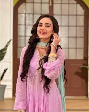 Himanshi Parashar Instagram - Not everyone can make me smile like this🌸
.
#hasteraho #terimeridoriyaann #sahiba