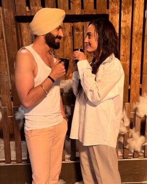 Himanshi Parashar Instagram - #ChaiTime at 3 in the morning🥶😁

#SahAnDay #SahAn 
Keep Showering your love to #TeriMeriDoriyaann 🫶🏻