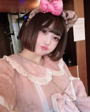 Hina Koyama Instagram - ✌🏻💖

 #キティちゃん  #もこもこ  #もこもこ衣装 #黒髪ボブ #地雷系女子  #量産型女子  #平成ギャル