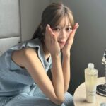 Hina Ishizaki Instagram - ⁡ 私のリピートスキンケア😮‍💨♡ ⁡ 11月の新製品発表会から使い始めて、 今年は夜までお肌が乾燥知らずで劇的に調子良いの！ ⁡ 乾燥肌の私はエッセンスとオイルの二層式が合っていて、 ファンデ乗りも良くて本当にお気に入り🛁 ⁡ LANCÔME ランコム 「クラリフィック デュアル エッセンス ローション EX」 遂に3月1日発売！保湿持続力8倍*にリニューアル！ 私もストック買わなきゃ🫧 ⁡ *従来品 クラリフィック デュアル エッセンス ローション との比較。 ⁡ #PR @lancomeofficial #クラリフィック #lancomeskincare #化粧水以上