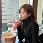 Hina Ishizaki Instagram - ⁡ タートルネック大好きで日に日に増えていく🫢🍿 母から譲り受けたバッグをカジュアルに👜♩