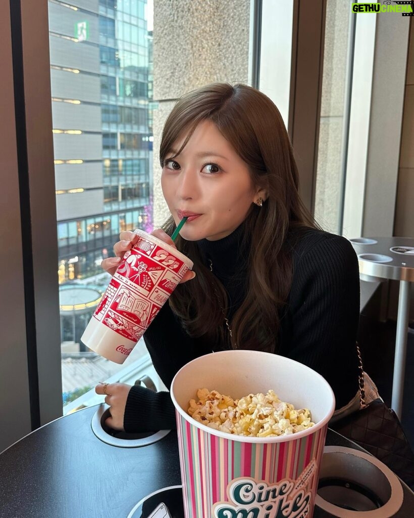 Hina Ishizaki Instagram - ⁡ タートルネック大好きで日に日に増えていく🫢🍿 母から譲り受けたバッグをカジュアルに👜♩