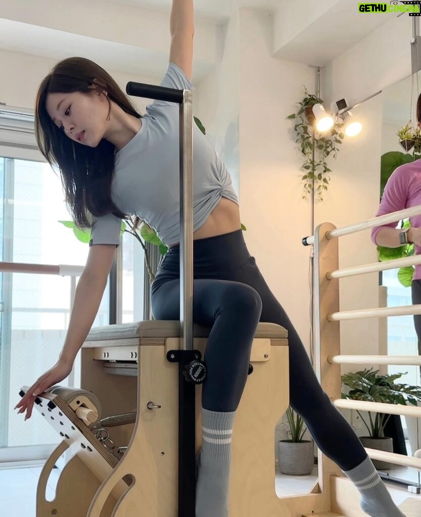 Hina Ishizaki Instagram - ⁡ ピラティスの成長記録🧘🏼🤍 ⁡ パーソナルで週1通ってるよ〜 可愛いウェアでやる気でる♩ #pilates #ピラティス #ピラティスウェア #xexymix_jp