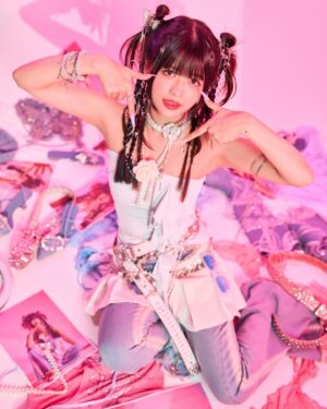 Hina Kagei Instagram - _
本日発売の美容専門誌「月刊BOB」
7月号の表紙、巻頭を担当させていただきました❤️‍🔥

Y2Kのヘアメイクと衣装で撮影っていうのが実は何気に初めてで
すごい楽しかったし最高に可愛かったです〜🫶🏻
イケイケ過ぎていつもの自分よりもちょっとだけ強くなれた気がして
やっぱりファッションや美容ってすごいなって思ったり🤏🏻❤️‍🔥