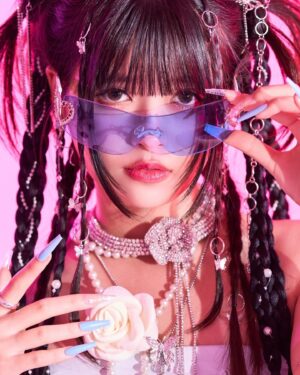 Hina Kagei Instagram - _
本日発売の美容専門誌「月刊BOB」
7月号の表紙、巻頭を担当させていただきました❤️‍🔥

Y2Kのヘアメイクと衣装で撮影っていうのが実は何気に初めてで
すごい楽しかったし最高に可愛かったです〜🫶🏻
イケイケ過ぎていつもの自分よりもちょっとだけ強くなれた気がして
やっぱりファッションや美容ってすごいなって思ったり🤏🏻❤️‍🔥