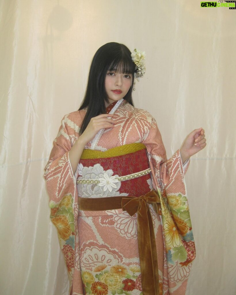 Hina Kagei Instagram - _ この度、京都丸紅の振袖ブランドJAPAN STYLEさんと コラボさせて頂きました👘 今回のシリーズは「 自由で華やかなファッションで楽しんでいた 大正～昭和初期の商家の令嬢をイメージ 」ということもあり、 色々なタッチの四季のお花が散りばめられている華やかな振袖が 可愛いのはもちろん、 私自身、実際に着てみて振袖ってこんなにも自由に組み合わせたり 個性が出せて楽しめるものなんだと感動しました 普段着ているお洋服と同じように、振袖も自由に華やかに自分らしく着れるってテンションも上がるし素敵だな〜と☺︎ 他にも、珍しいデザインの髪飾りや腰に巻くリボンだったりと色々な種類の小物が豊富なのも魅力的でした🎀 この先、成人式を迎える子やそういうご家族がいる方、 そして日本だけでなく海外の方にもこの素敵なお着物が広まりますように☺︎