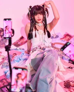 Hina Kagei Instagram - _
本日発売の美容専門誌「月刊BOB」
7月号の表紙、巻頭を担当させていただきました❤️‍🔥

Y2Kのヘアメイクと衣装で撮影っていうのが実は何気に初めてで
すごい楽しかったし最高に可愛かったです〜🫶🏻
イケイケ過ぎていつもの自分よりもちょっとだけ強くなれた気がして
やっぱりファッションや美容ってすごいなって思ったり🤏🏻❤️‍🔥