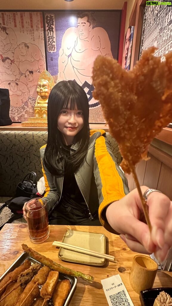 Hina Kagei Instagram - チーズ伸ばそうとしたらただ牙が出来た動画🧀 #串カツって美味しいよね #みんなは何本食べれる？ #フィルムっぽく撮れたらエモいかなって思ったけど #普通のカメラで撮れば良かったかも #大阪旅行