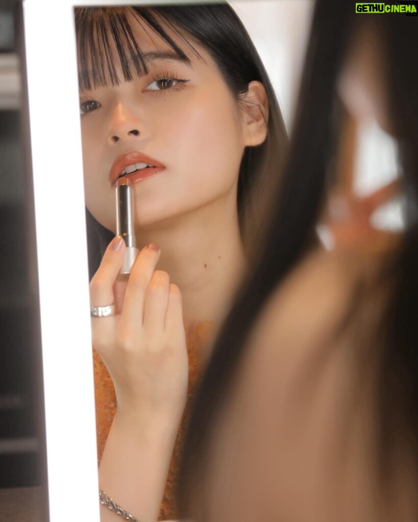 Hina Kagei Instagram - 4月5日発売の RMK デューイーメルト リップカラー ローンチイベントに行ってきました💄 私のセレクトは01の"マイチャイ" ベージュトーンの色味で肌馴染みがいいカラー🤎 軽い付け心地なのにむちっと唇に立体感がでて 飲み物を飲んでもグラスに色が付かない、 つけたての質感が続くという魅力溢れるリップ。 この写真リップベースライナーも使用してるんだけど 01の"シエナ スエード" 単色使いも出来るし最高に良かった☺︎ #PR @rmkofficial