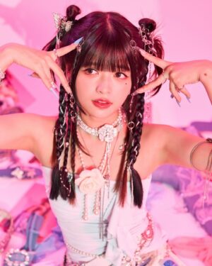 Hina Kagei Instagram - _
本日発売の美容専門誌「月刊BOB」
7月号の表紙、巻頭を担当させていただきました❤️‍🔥

Y2Kのヘアメイクと衣装で撮影っていうのが実は何気に初めてで
すごい楽しかったし最高に可愛かったです〜🫶🏻
イケイケ過ぎていつもの自分よりもちょっとだけ強くなれた気がして
やっぱりファッションや美容ってすごいなって思ったり🤏🏻❤️‍🔥