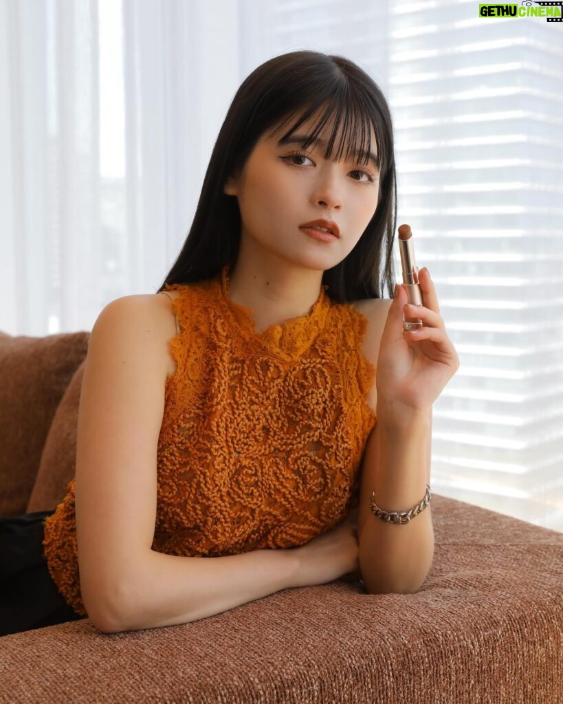 Hina Kagei Instagram - 4月5日発売の RMK デューイーメルト リップカラー ローンチイベントに行ってきました💄 私のセレクトは01の"マイチャイ" ベージュトーンの色味で肌馴染みがいいカラー🤎 軽い付け心地なのにむちっと唇に立体感がでて 飲み物を飲んでもグラスに色が付かない、 つけたての質感が続くという魅力溢れるリップ。 この写真リップベースライナーも使用してるんだけど 01の"シエナ スエード" 単色使いも出来るし最高に良かった☺︎ #PR @rmkofficial