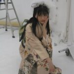Hina Kagei Instagram – _
この度、京都丸紅の振袖ブランドJAPAN STYLEさんと
コラボさせて頂きました👘

今回のシリーズは「 自由で華やかなファッションで楽しんでいた 
大正～昭和初期の商家の令嬢をイメージ 」ということもあり、
色々なタッチの四季のお花が散りばめられている華やかな振袖が
可愛いのはもちろん、
私自身、実際に着てみて振袖ってこんなにも自由に組み合わせたり
個性が出せて楽しめるものなんだと感動しました
普段着ているお洋服と同じように、振袖も自由に華やかに自分らしく着れるってテンションも上がるし素敵だな〜と☺︎

他にも、珍しいデザインの髪飾りや腰に巻くリボンだったりと色々な種類の小物が豊富なのも魅力的でした🎀

この先、成人式を迎える子やそういうご家族がいる方、
そして日本だけでなく海外の方にもこの素敵なお着物が広まりますように☺︎