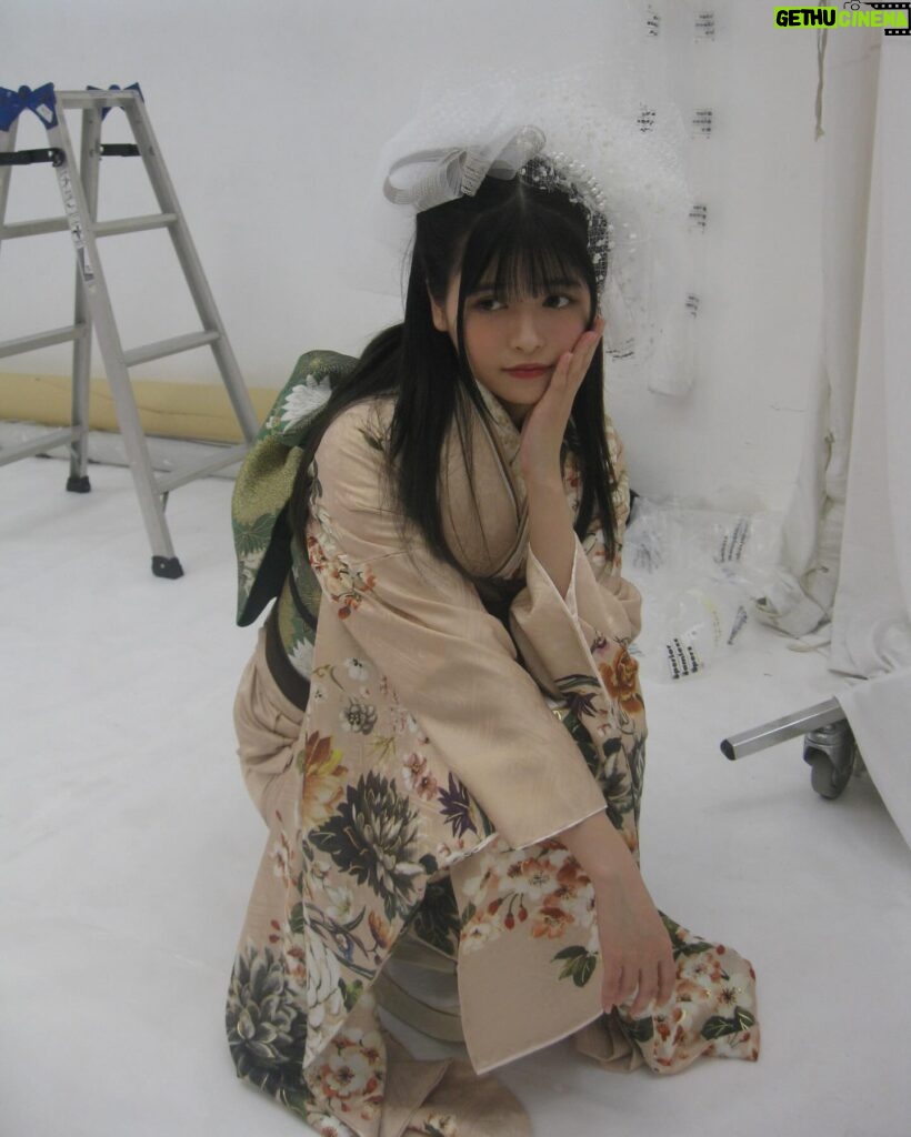 Hina Kagei Instagram - _ この度、京都丸紅の振袖ブランドJAPAN STYLEさんと コラボさせて頂きました👘 今回のシリーズは「 自由で華やかなファッションで楽しんでいた 大正～昭和初期の商家の令嬢をイメージ 」ということもあり、 色々なタッチの四季のお花が散りばめられている華やかな振袖が 可愛いのはもちろん、 私自身、実際に着てみて振袖ってこんなにも自由に組み合わせたり 個性が出せて楽しめるものなんだと感動しました 普段着ているお洋服と同じように、振袖も自由に華やかに自分らしく着れるってテンションも上がるし素敵だな〜と☺︎ 他にも、珍しいデザインの髪飾りや腰に巻くリボンだったりと色々な種類の小物が豊富なのも魅力的でした🎀 この先、成人式を迎える子やそういうご家族がいる方、 そして日本だけでなく海外の方にもこの素敵なお着物が広まりますように☺︎