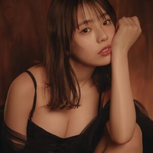 Hina Kikuchi Instagram - 4月26日本日発売FRIDAY5月10・17日合併号で表紙＆巻頭を飾らせて頂きました！
ソロメイキングDVD付きです💗
色々な雰囲気の私を是非楽しんでください😊✨