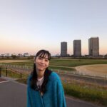 Hiroe Igeta Instagram – ロケ合間のオフショット☺️
空が澄んでて気持ちよかった〜。
