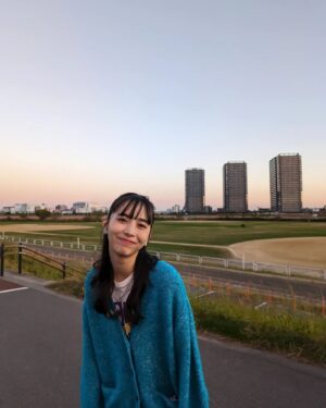 Hiroe Igeta Instagram - ロケ合間のオフショット☺️
空が澄んでて気持ちよかった〜。