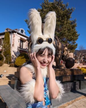 Hiroe Igeta Instagram - NHK夜ドラ
VRおじさんの初恋
いよいよ今夜10時45分、初回放送です🐰

なかなか奇抜な衣装で
自分でも見慣れませんでしたが、
VRの世界にわくわくしながらも
人間味溢れる物語なので、
ぜひ、
沢山の方に観ていただきたいです！
@nhk_yorudora