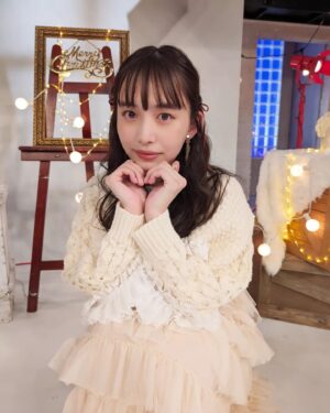 Hiroe Igeta Instagram - おしゃれクリップ
年内最後の放送です！！
ゲストは宮野真守さん。
ぜひご覧ください😊

スタジオはクリスマス仕様でした。
浮かれちゃってキャラでもない雰囲気で、
たくさん写真撮ってもらいました🎄🤍