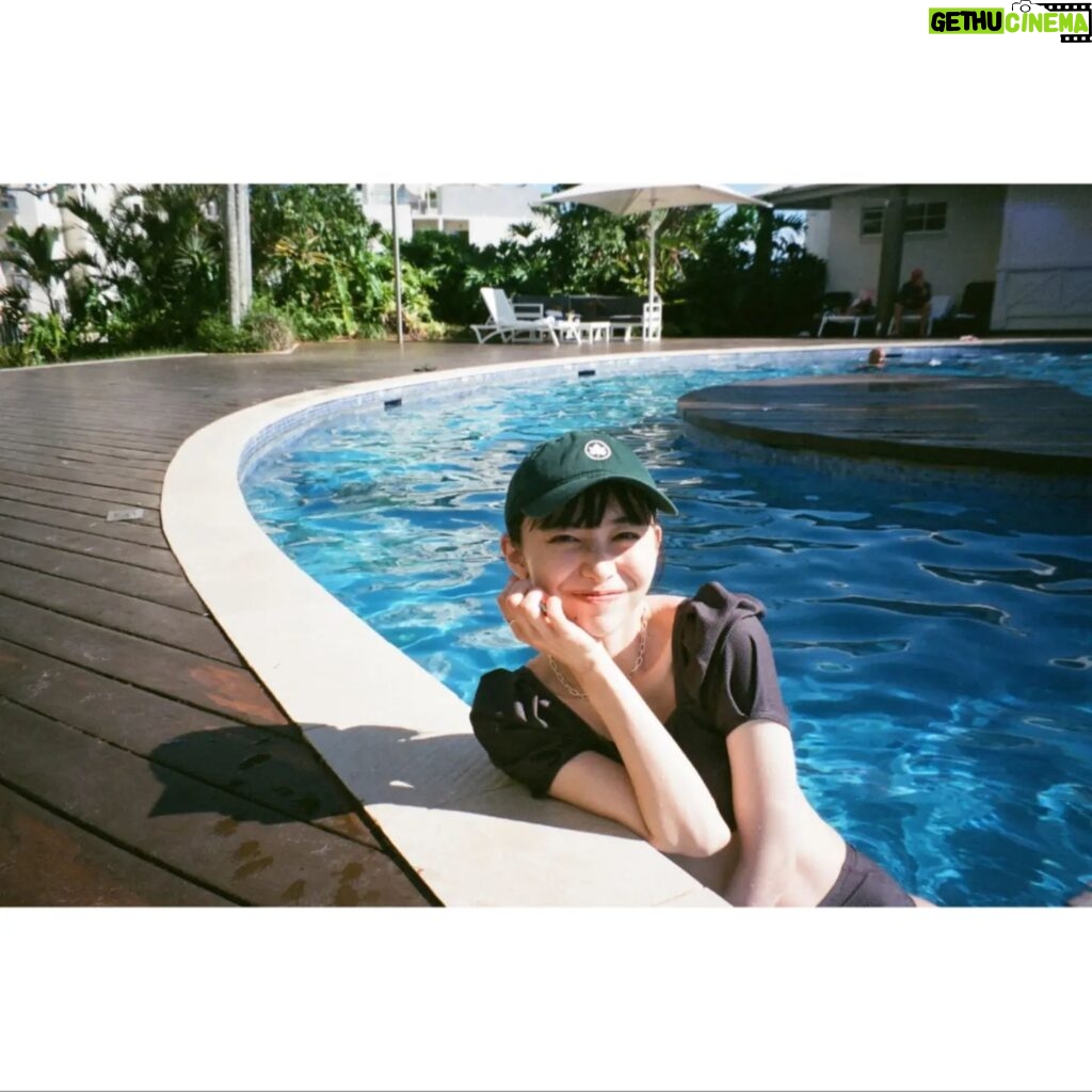 Hiroe Igeta Instagram - 🇦🇺🤍 夕日をビーチに見に行って ホテルのプールで泳ぎ エアーズロックを拝みました。 ハエ除け用の被るネットが必需でした👒