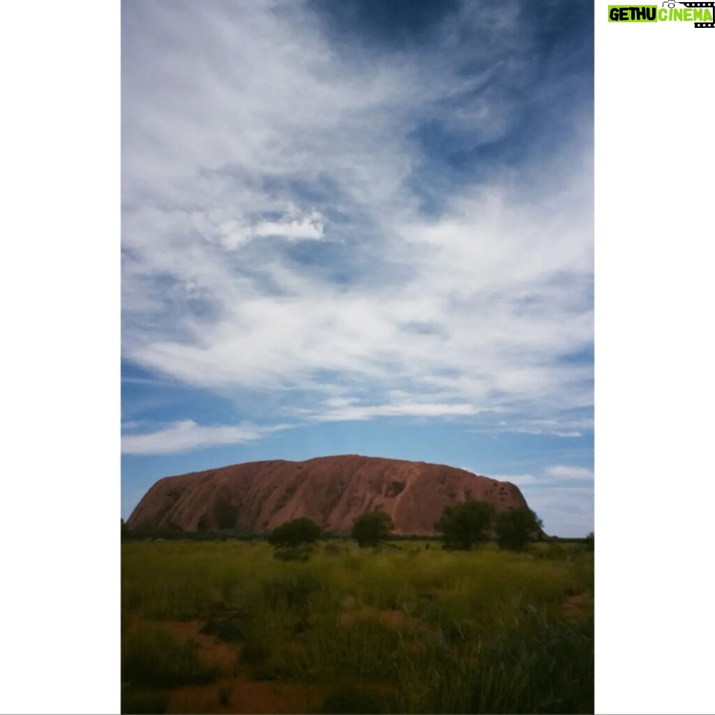 Hiroe Igeta Instagram - 🇦🇺🤍 夕日をビーチに見に行って ホテルのプールで泳ぎ エアーズロックを拝みました。 ハエ除け用の被るネットが必需でした👒