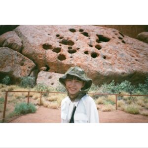 Hiroe Igeta Instagram - 🇦🇺🤍
夕日をビーチに見に行って
ホテルのプールで泳ぎ
エアーズロックを拝みました。
ハエ除け用の被るネットが必需でした👒