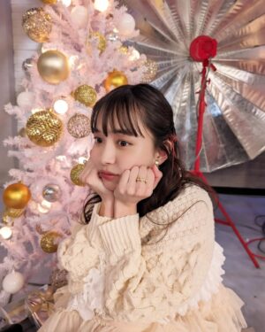 Hiroe Igeta Instagram - おしゃれクリップ
年内最後の放送です！！
ゲストは宮野真守さん。
ぜひご覧ください😊

スタジオはクリスマス仕様でした。
浮かれちゃってキャラでもない雰囲気で、
たくさん写真撮ってもらいました🎄🤍