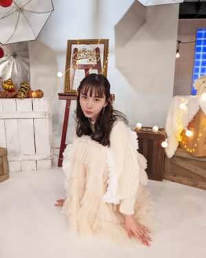 Hiroe Igeta Instagram - おしゃれクリップ
年内最後の放送です！！
ゲストは宮野真守さん。
ぜひご覧ください😊

スタジオはクリスマス仕様でした。
浮かれちゃってキャラでもない雰囲気で、
たくさん写真撮ってもらいました🎄🤍