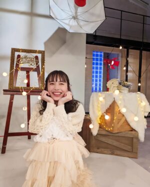 Hiroe Igeta Instagram - おしゃれクリップ
年内最後の放送です！！
ゲストは宮野真守さん。
ぜひご覧ください😊

スタジオはクリスマス仕様でした。
浮かれちゃってキャラでもない雰囲気で、
たくさん写真撮ってもらいました🎄🤍