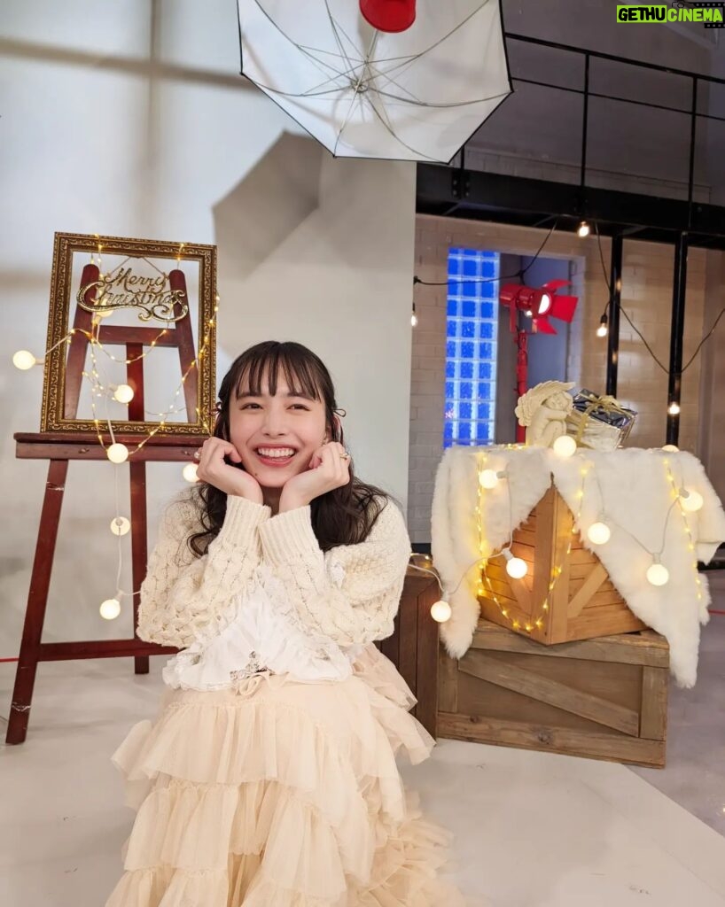 Hiroe Igeta Instagram - おしゃれクリップ 年内最後の放送です！！ ゲストは宮野真守さん。 ぜひご覧ください😊 スタジオはクリスマス仕様でした。 浮かれちゃってキャラでもない雰囲気で、 たくさん写真撮ってもらいました🎄🤍