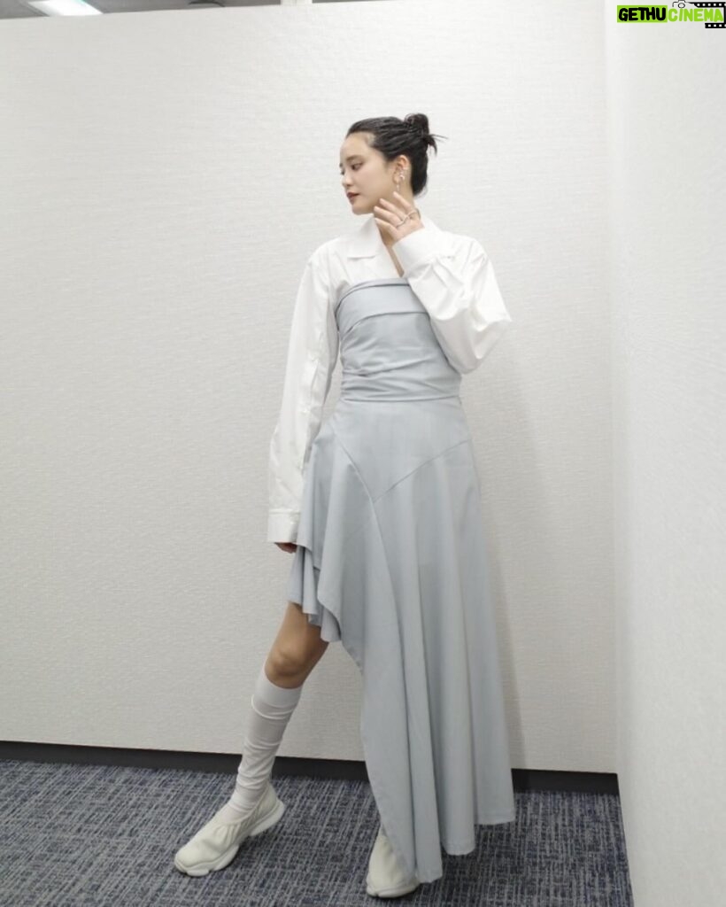 Hirona Yamazaki Instagram - 🤍🩵🤍🩵 shirt,dress : @ujoh.official shoes : @camper_japan accessory : @malanoche_official @mariha_official 衣装がとっても素敵でした☺️🩵