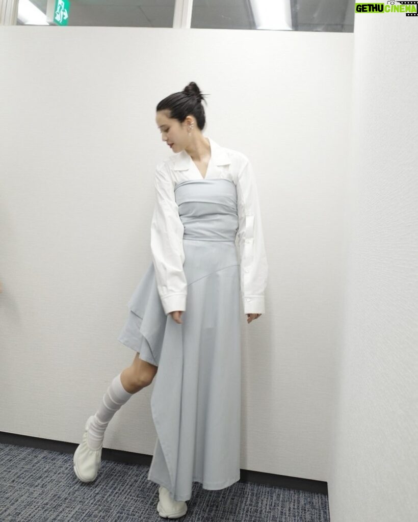 Hirona Yamazaki Instagram - 🤍🩵🤍🩵 shirt,dress : @ujoh.official shoes : @camper_japan accessory : @malanoche_official @mariha_official 衣装がとっても素敵でした☺️🩵