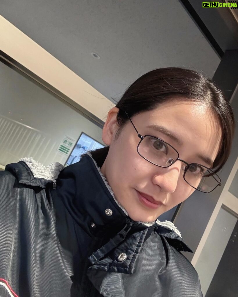 Hirona Yamazaki Instagram - @drama9_onsha #御社の乱れ正します！ 第3話もありがとうございました✨ 新たなターゲットが現れました。 来週もお願いします👓 #三枝さんのメガネいつも反射してる