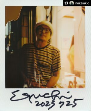 Hisashi Eguchi Instagram - ポラロイド写真家の中飯くん(@nakaiakio)に撮ってもらってるポートレート。もう8年になるのか。今年も撮ってもらわないと😁

#Repost @nakaiakio with @use.repost
・・・
漫画家、イラストレーターの江口寿史さんのポラロイド。@egutihisasi @eguchiworks 
さかのぼると2016年が最初だった。
毎度ありがとうございますっ

そして3月29日が誕生日
（僕と一緒〜！）
みんなでお祝いしましょう〜
＃江口寿史 #polaroid @polaroid