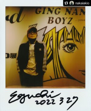 Hisashi Eguchi Instagram - ポラロイド写真家の中飯くん(@nakaiakio)に撮ってもらってるポートレート。もう8年になるのか。今年も撮ってもらわないと😁

#Repost @nakaiakio with @use.repost
・・・
漫画家、イラストレーターの江口寿史さんのポラロイド。@egutihisasi @eguchiworks 
さかのぼると2016年が最初だった。
毎度ありがとうございますっ

そして3月29日が誕生日
（僕と一緒〜！）
みんなでお祝いしましょう〜
＃江口寿史 #polaroid @polaroid