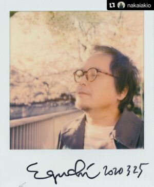 Hisashi Eguchi Instagram - ポラロイド写真家の中飯くん(@nakaiakio)に撮ってもらってるポートレート。もう8年になるのか。今年も撮ってもらわないと😁

#Repost @nakaiakio with @use.repost
・・・
漫画家、イラストレーターの江口寿史さんのポラロイド。@egutihisasi @eguchiworks 
さかのぼると2016年が最初だった。
毎度ありがとうございますっ

そして3月29日が誕生日
（僕と一緒〜！）
みんなでお祝いしましょう〜
＃江口寿史 #polaroid @polaroid
