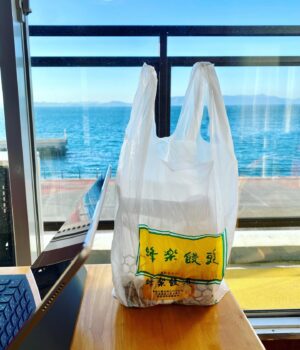 Hisashi Eguchi Instagram - 水俣着。水俣に来たらこれ食べないと。蜂楽饅頭。九州全土にあって、それぞれの土地に浸透しているが、実は本店は水俣にあり、発祥の地は水俣であることを認識してる人は少ない。博多でも熊本でも食べれるが、水俣で食べる蜂楽饅頭が一番美味しいと思う。個人的印象ではなく、これ本当。とくに白あん。こっれっはっ、、もう格別。水俣市にいらしたら、何を置いても蜂楽饅頭の白あんを。是非とも。だまされたと思って。
「甘いもんはいらん」って人はまあええわ。キビナゴと太刀魚アテに焼酎でも飲んでて。