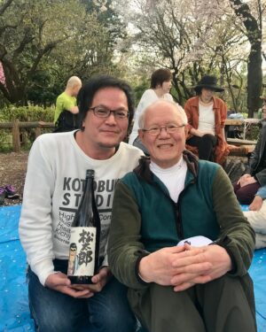 Hisashi Eguchi Instagram - 6年前。2018年の３月29日はちばてつや先生とお花見したな。松太郎ラベルの日本酒もらっておれ無茶苦茶嬉しそう😂