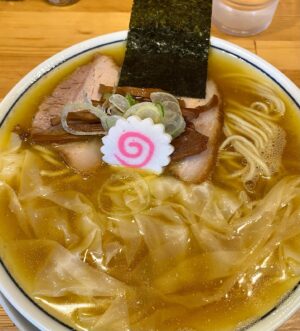 Hisashi Eguchi Instagram - 定期検診の血液検査後のお楽しみは荻窪昼メシ探訪。
今日は病院近くの、以前から気になっていた「There is ramen」に初めて入ってみた。なんだその店名。「そこにラーメンがある」？「ラーメンあり〼」？「在拉麵」とでも？
待つこと（外の椅子の待ち時間も含めて）15分ほど。小振りの丼に薄め色の煮干しの強いスープ。ストレート麺のラーメンが出てきた。ルックスはパッと見、和歌山ラーメンのよう。食べてみる。おお。スープ熱！シナチク旨い。ルーツは知らないけど広島あたりのラーメンのよう。地方のラーメンの、特に「チャーシュー麺」とも謳ってないのに、デフォルトでたくさんのチャーシューが無造作に入ってるタイプの。いいじゃんいいじゃん。好きなタイプ。ワンタン麺にしちゃったけど、このラーメンにだったらチャーシュー麺の方が合いそう。次はそうしよう。