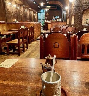 Hisashi Eguchi Instagram - おお、おれ以外一人も客のいないくぐつ草。この店も最近は混んでて週末は並んで待つ客も多く入れない時も多いが、20年くらい前までは平日はいつもこんな感じだった。近頃ではほぼ見られない光景に、一瞬、昔の吉祥寺にタイムスリップした気分になった。