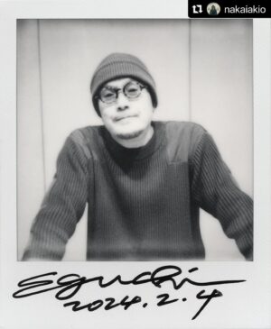 Hisashi Eguchi Instagram - ポラロイド写真家の中飯くん(@nakaiakio)に撮ってもらってるポートレート。もう8年になるのか。今年も撮ってもらわないと😁

#Repost @nakaiakio with @use.repost
・・・
漫画家、イラストレーターの江口寿史さんのポラロイド。@egutihisasi @eguchiworks 
さかのぼると2016年が最初だった。
毎度ありがとうございますっ

そして3月29日が誕生日
（僕と一緒〜！）
みんなでお祝いしましょう〜
＃江口寿史 #polaroid @polaroid