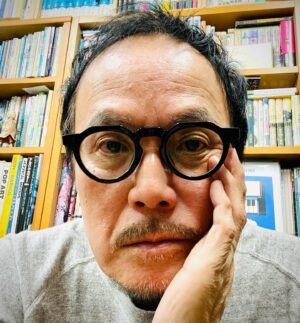 Hisashi Eguchi Instagram - 長女が誕生日に贈ってくれたメガネフレームにレンズ入れた。このフレームはクラウンパント型といって、最近各メガネメーカーがこぞって出してるのをよく見かけるが、元々は40〜50年代にフランスで流行した伝統ある型らしい。それにしても黒縁メガネばかり増えていく🤣