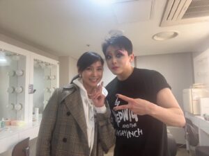 Hitomi Kuroki Instagram - チョジョンソクさんと！
ソウルでジョンソクさんのヘドウィグを観てきました。
素晴らしすぎるステージに大興奮！
魅惑の人見たばっかりだったので、
ドラマの話もしたよ。
