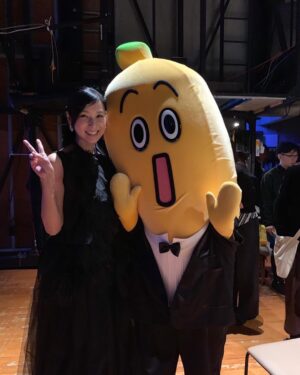 Hitomi Kuroki Instagram - .
.
ナナーナとツーショッ！🥰♡ .

23時30分からテレビ東京にて、
東急ジルベスターコンサートを放送いたします〜〜
ぜひ素敵な音楽と共に年を越しましょ！ネ！ . .

#TVTOKYO#BStvTOKYO#テレビ東京#東急ジベルスターコンサート#カウントダウン#バッティストーニ#silvesterconcert#2018#ヌメロ ヴェントゥーノ
#Ｎ21#黒木瞳