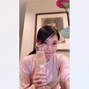 Hitomi Kuroki Instagram - 恒例の✌️
お祝いをしてくださった方、ありがとうございます✨