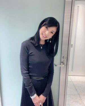 Hitomi Kuroki Instagram - 🍀
⁡
明けましておめでとうございます🎍🌅⛩
2023年もよろしくお願い致します。
⁡
皆様、年末年始はどのようにお過ごしでしょうか。
ぜひコメントで教えて下さいね✨🌏
⁡
本年の皆様の幸せを願って、おひとりおひとりにハートをお贈り致します🐰❄️🤍💗
⁡
瞳
⁡