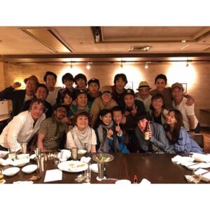 Hitomi Kuroki Instagram - 💖⚜️
.
.

残り二日☺︎
シラノ舞台、いよいよ明日東京千秋楽です。日生劇場にて愛の行方をごらんくださいませ😌 .
.

鋼太郎さんと白洲くんとのスリーショット！の1枚目😝
.

昨日は良大が観に来てくれました！の2枚目😌
.

カンパニーのみんなと！の3枚目🙂 .
.

#シラノドベルジュラック#日生劇場#吉田鋼太郎#白洲迅#それからの出演していない良大😂#村井良大#黒木瞳
