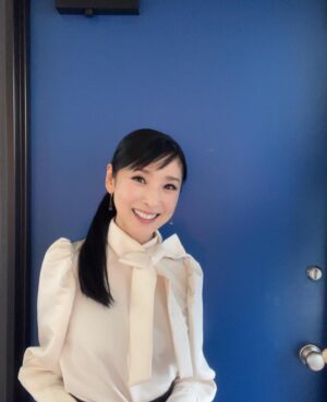 Hitomi Kuroki Instagram - 🎤🎶👗
⁡
⁡
宝塚音楽学校110周年の式典で
大劇場に行きました。
学校生、現役生、我々卒業生とともに
大劇場で校歌を歌いました。
⁡
私にとってはとても崇高でした。
忘れられないお時間を過ごすことができました。
瞳
⁡
⁡
⁡
@_sov.official_
@doublestandard_official
@kashikeybrowndiamond
