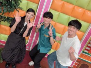 Hitomi Kuroki Instagram - 🌈
⁡
⁡
ニノさんにて、大好きなレジスタンスのお二人にお会いしました！
⁡
演技派で努力家のつかきゅんとりょつに、沢山の笑いと元気をいただいております🐱🥦いつも本当にありがと〜！
⁡
これからも、お二人と居候のお二人(たかっちゃん＆みっちゃん)のお芝居から目が離せません😉
⁡
瞳
⁡
⁡
#おすすめ欄に出てきてくれてありがとう♡