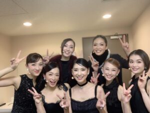 Hitomi Kuroki Instagram - 🐭✨﻿
﻿
ハートハート♥️のステージをご覧いただき、﻿
ありがとうございました。﻿
ハートをこめて、2020も、よろしくお願いいたします。瞳﻿
﻿
﻿
#ディナーショー#彩橋みゆ#桜乃彩音#鳳翔大#舞風りら#真樹めぐみ#悠未ひろ#黒木瞳
