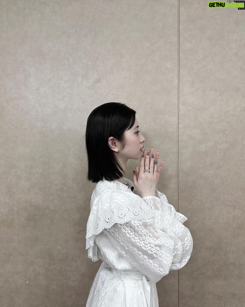 Hiyori Sakurada Instagram - 「交換ウソ日記」完成披露試写会ありがとうございました☁️ 白ワンピース　@pameopose 靴・アクセサリー　スタイリストさんの私物 #交換ウソ日記 @koukan_usonikki